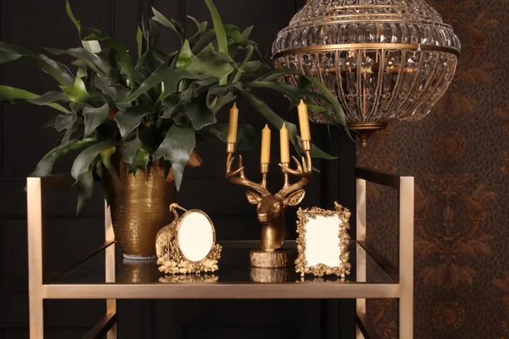 Kandelaar in de vorm van een hert met vier kaarshouders – Goudkleurig polyresin decoratie