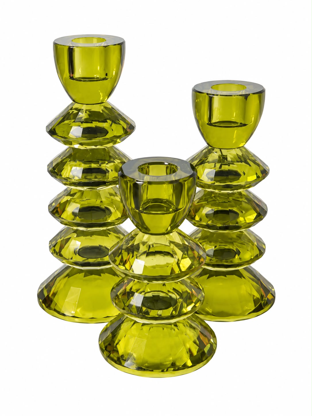 Set van 3 groene glazen kandelaars Rovelo van Light & Living met gelaagde kerstboomvorm en brandende dinerkaarsen, hoogtes 14, 17 en 20 cm.