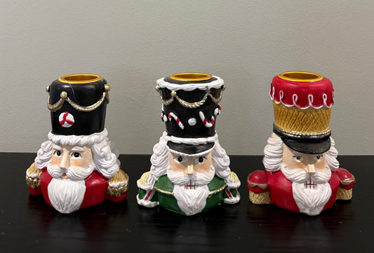 Set van 3 notenkraker kandelaars van Colmore – kerstdecoratie van polyresin in rood, groen en goud