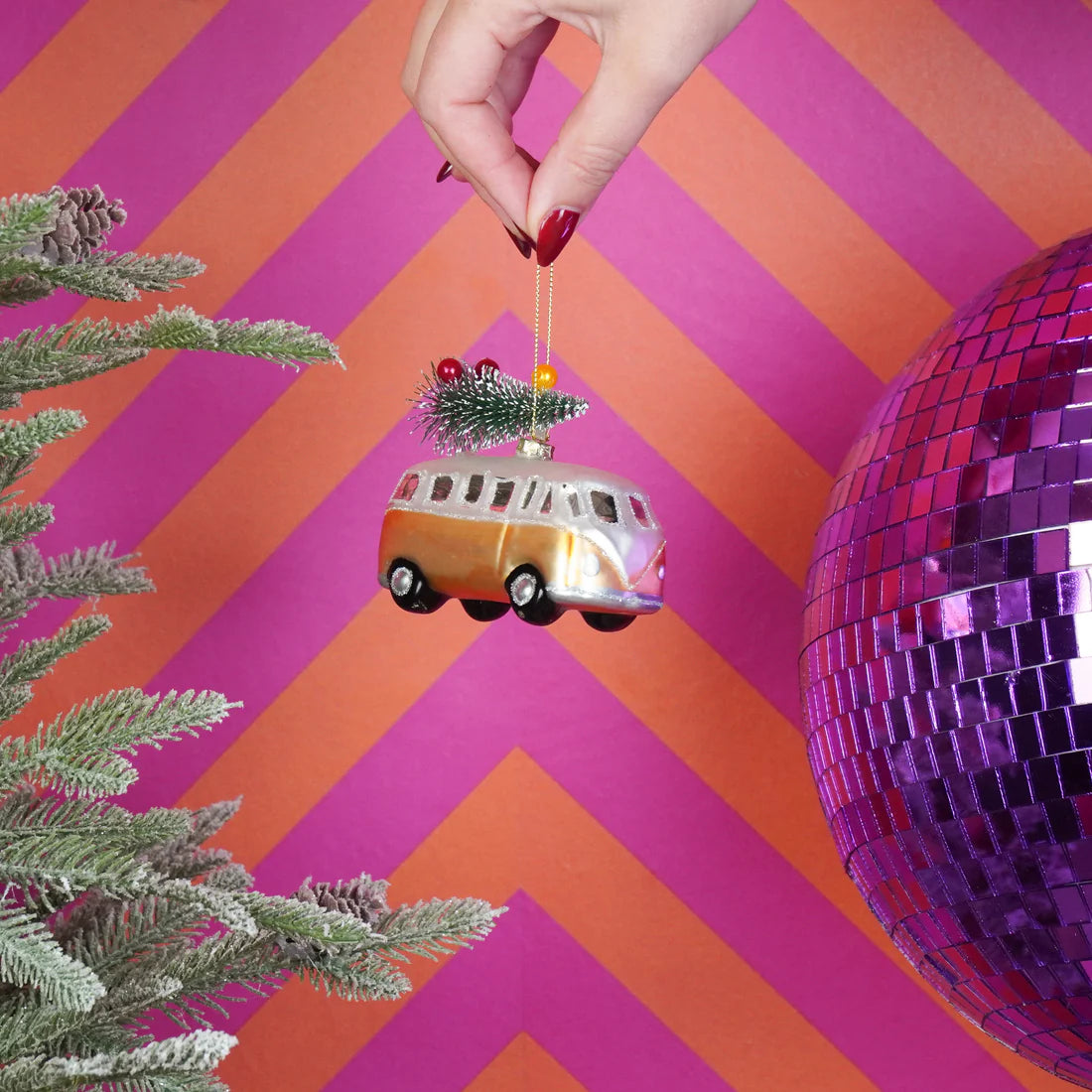 Glazen kerstornament in de vorm van een VW bus met kerstboom op het dak – retro kerstdecoratie van Housevitamin, 10 cm