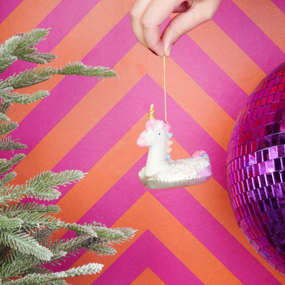 Glazen kerstornament in de vorm van een eenhoorn zwemband met glitters – unicorn kerstbal van Housevitamin