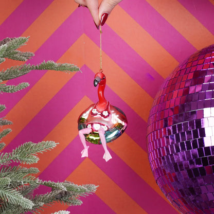 Glazen kerstbal in de vorm van een flamingo met zwemband – Housevitamin bij Krokomingo