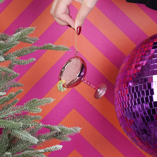 Roze glazen cocktail kerstbal met glitter en limoen – feestelijk ornament van Housevitamin