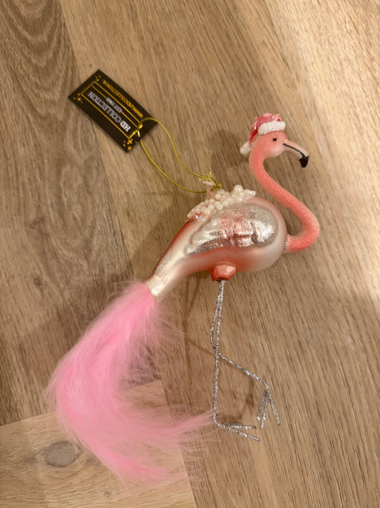 Glazen flamingo kerstbal met roze pluimstaart, kerstmuts en zilveren pootjes – tropisch dierenthema ornament 15 cm