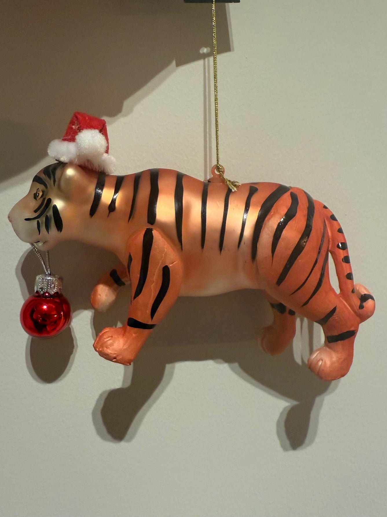 Weihnachtskugel aus Tigerglas – 14 cm – Tierischer Weihnachtsschmuck mit Weihnachtsmannmütze
