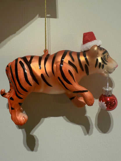 Weihnachtskugel aus Tigerglas – 14 cm – Tierischer Weihnachtsschmuck mit Weihnachtsmannmütze