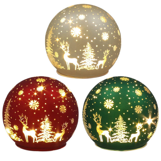 Drie glazen LED kerstballen in goud, rood en groen met verlichte herten, kerstboom, sneeuwvlokken en warme lichtgloed, 10 x 10 x 9 cm