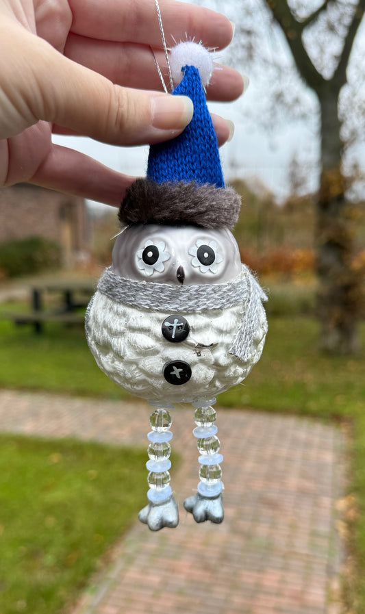 Glazen kersthanger in de vorm van een uil met zilvergrijs lijfje, blauwe muts, sjaal, knopen en kralenpoten – 14 cm hoog – handgemaakt