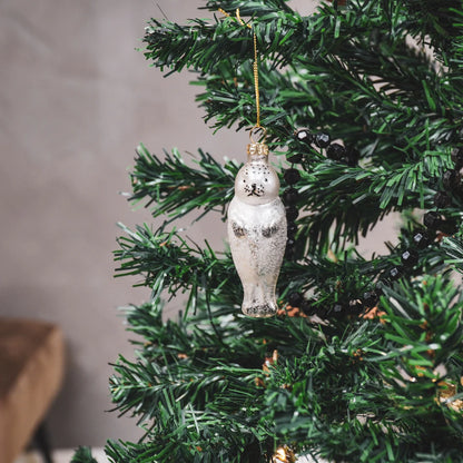 Zilverkleurige glazen kerstbal in de vorm van een zeehond – Housevitamin ornament