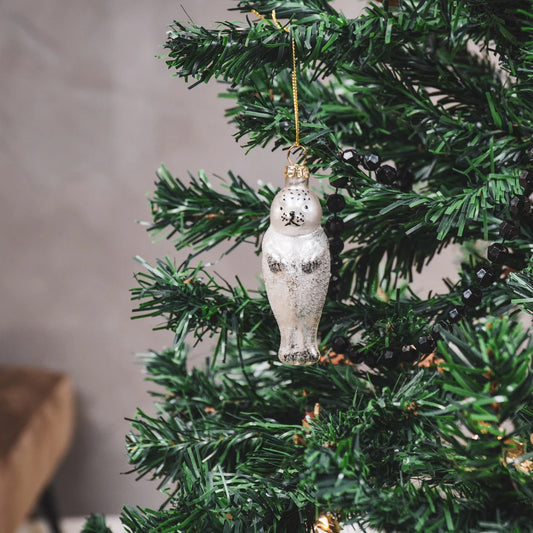 Zilverkleurige glazen kerstbal in de vorm van een zeehond – Housevitamin ornament