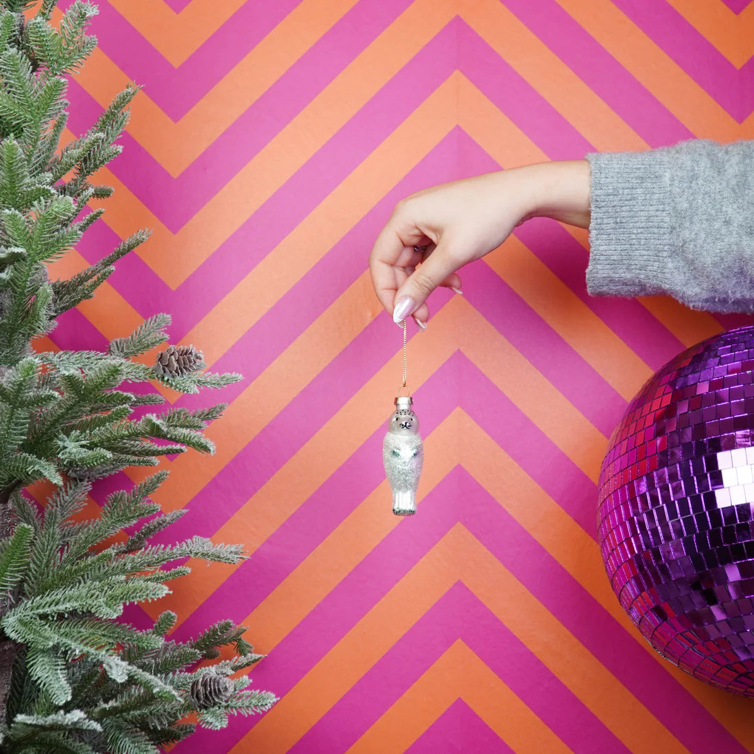 Weihnachtskugel aus Glas mit Siegelmotiv – 3,5 x 9,5 cm – Glänzender Tierschmuck