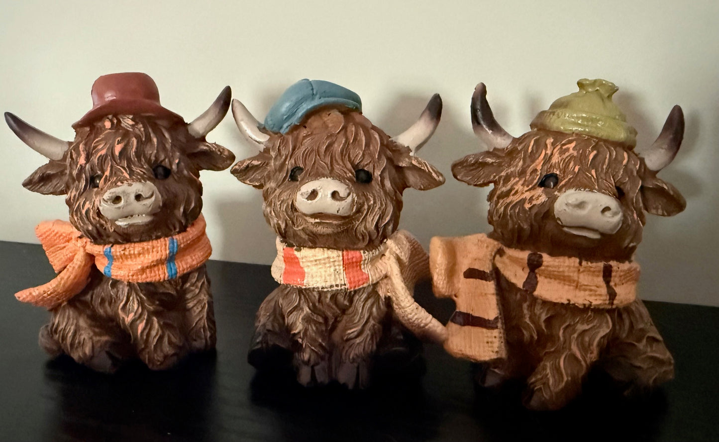 Mini hooglander beeldje met winterse hoed en sjaal – 10 cm hoog – kerstdecoratie Krokomingo