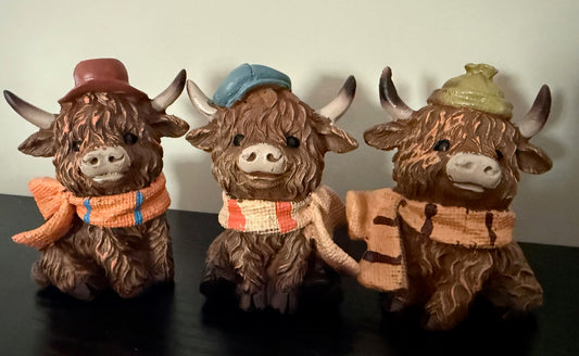 Mini hooglander beeldje met winterse hoed en sjaal – 10 cm hoog – kerstdecoratie Krokomingo