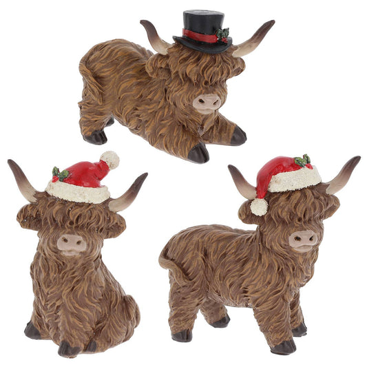 Drie mini kerstbeeldjes van Schotse Hooglanders met kerstmuts of hoge hoed, in zittende, liggende en staande pose
