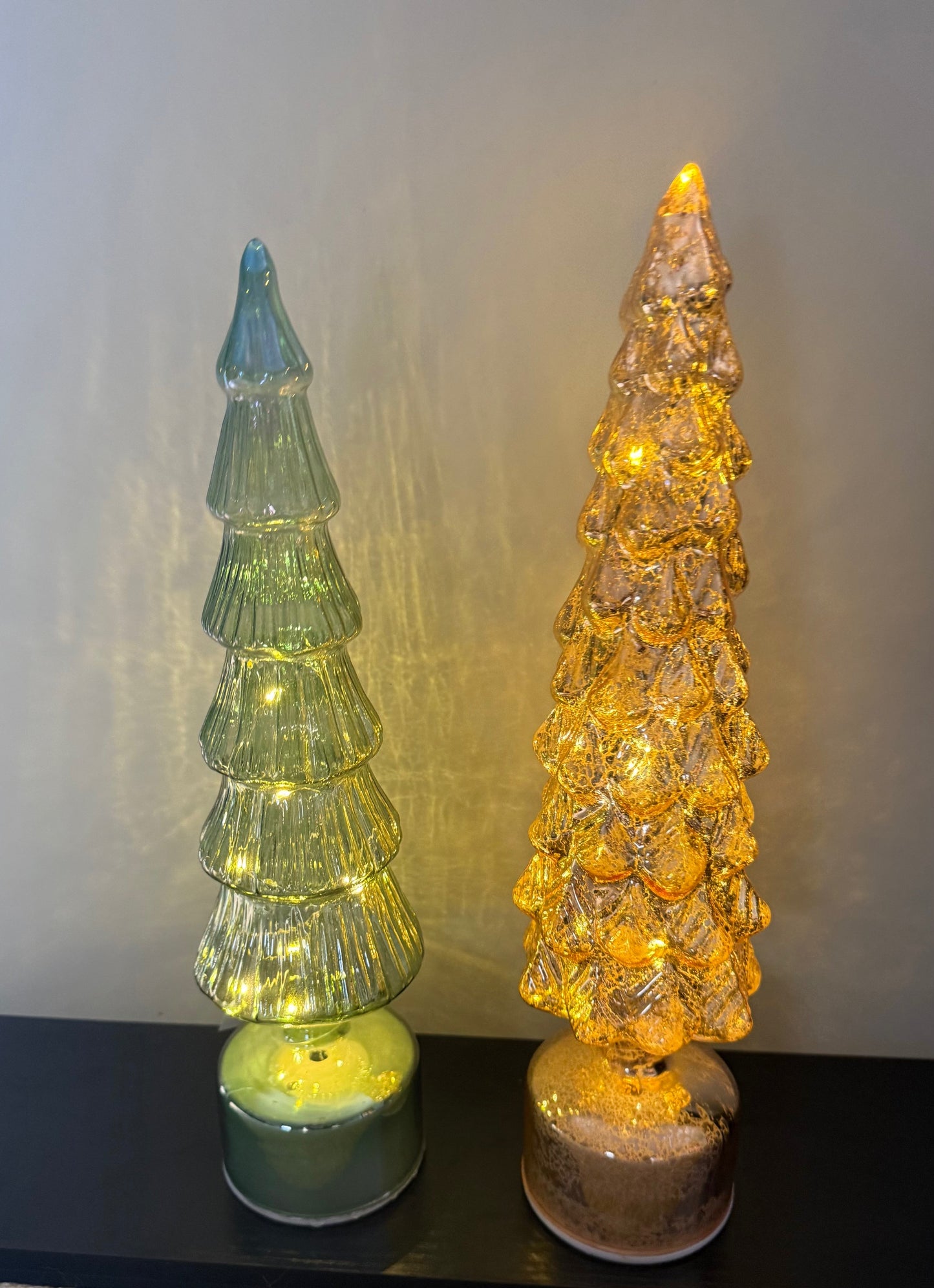 glazen kerstbomen in groen en goud met led en draaieffect