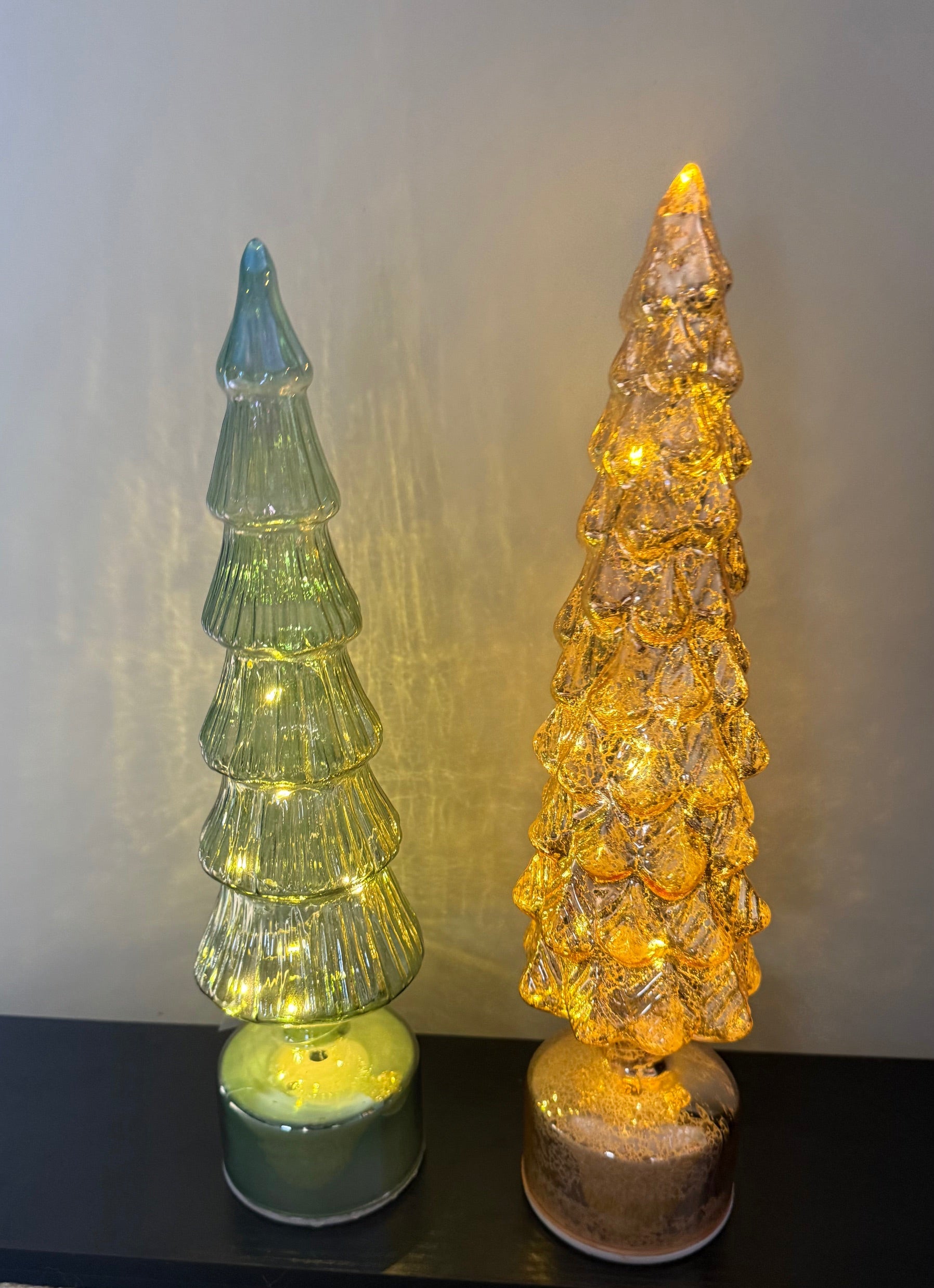 glazen kerstbomen in groen en goud met led en draaieffect