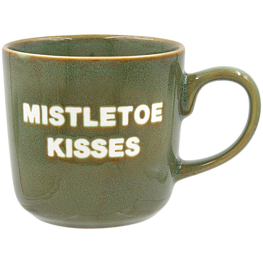 Groene Mistletoe Kisses kerstmok van Lesser & Pavey Elements Collection met witte tekst, glanzend reactief glazuur en afgerond oor