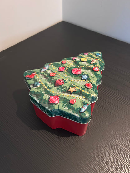 Kerstblik in kerstboomvorm van Clayre & Eef – koektrommel 14,5x8x6,5 cm