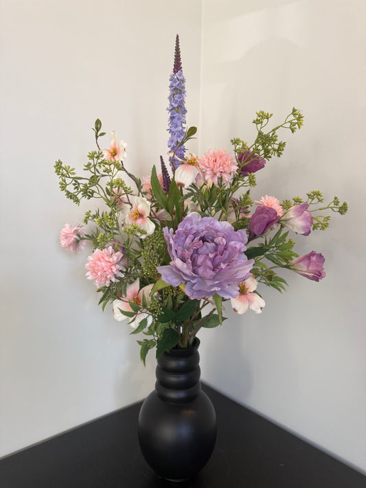 Luxe kunstbloemen boeket paars en roze met Amarga metalen vaas zwart