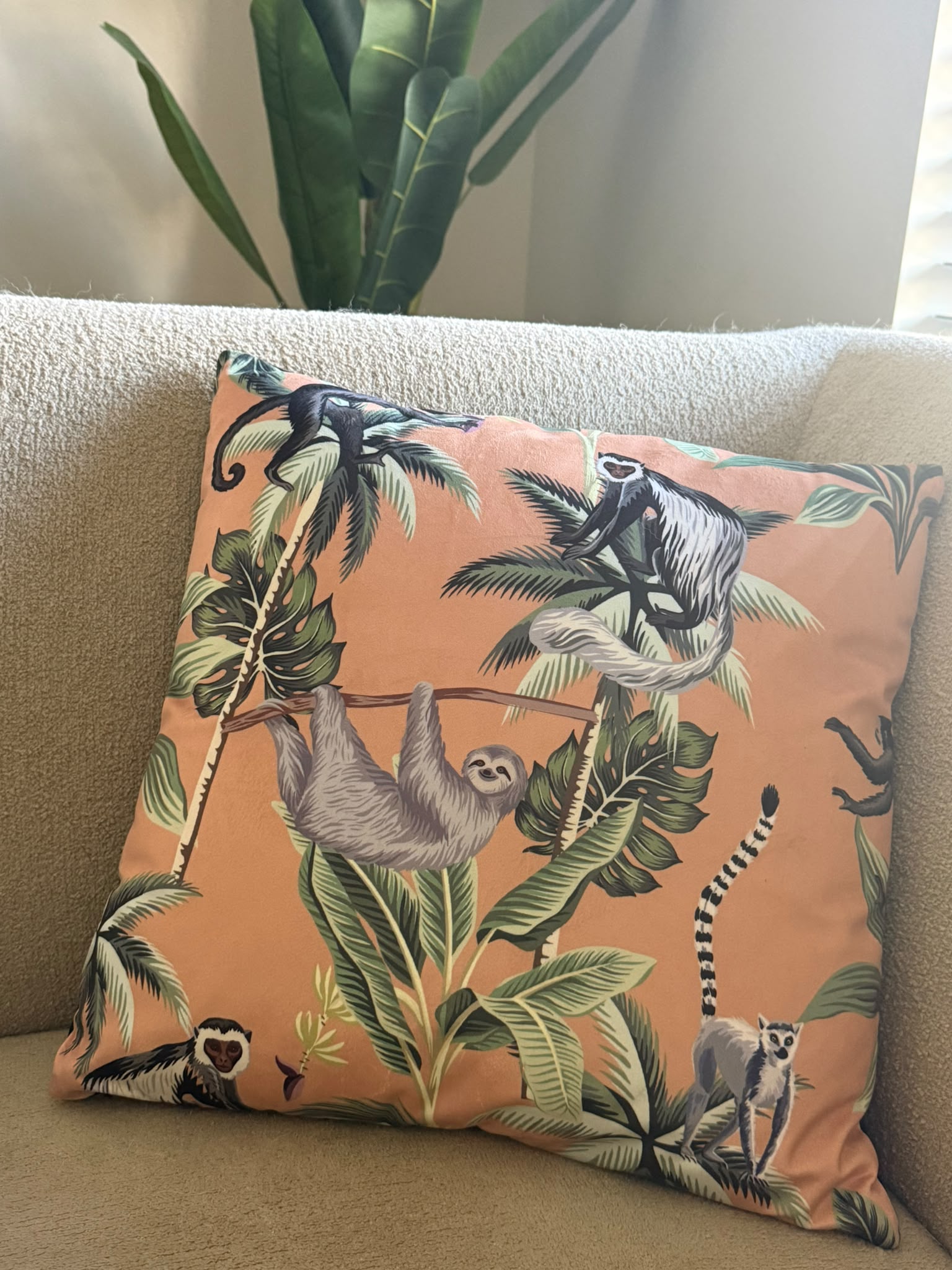 Tiseco Ambiance sierkussen Jungle Animals Peach 45x45 cm met luiaard, maki, apen en tropische bladeren