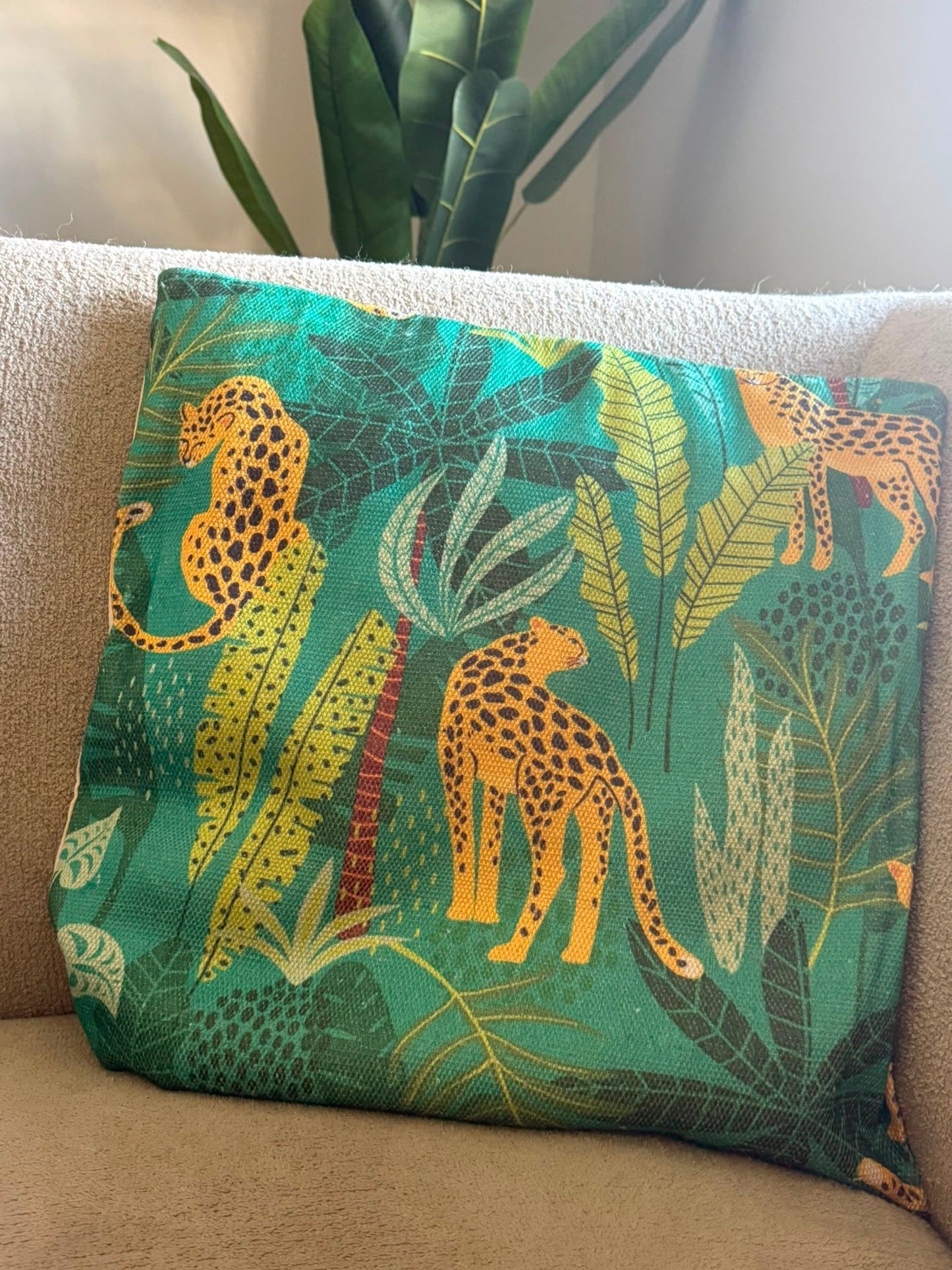 Jungle sierkussen Panter Groen 45x45 cm met tropische bladeren en panterprint