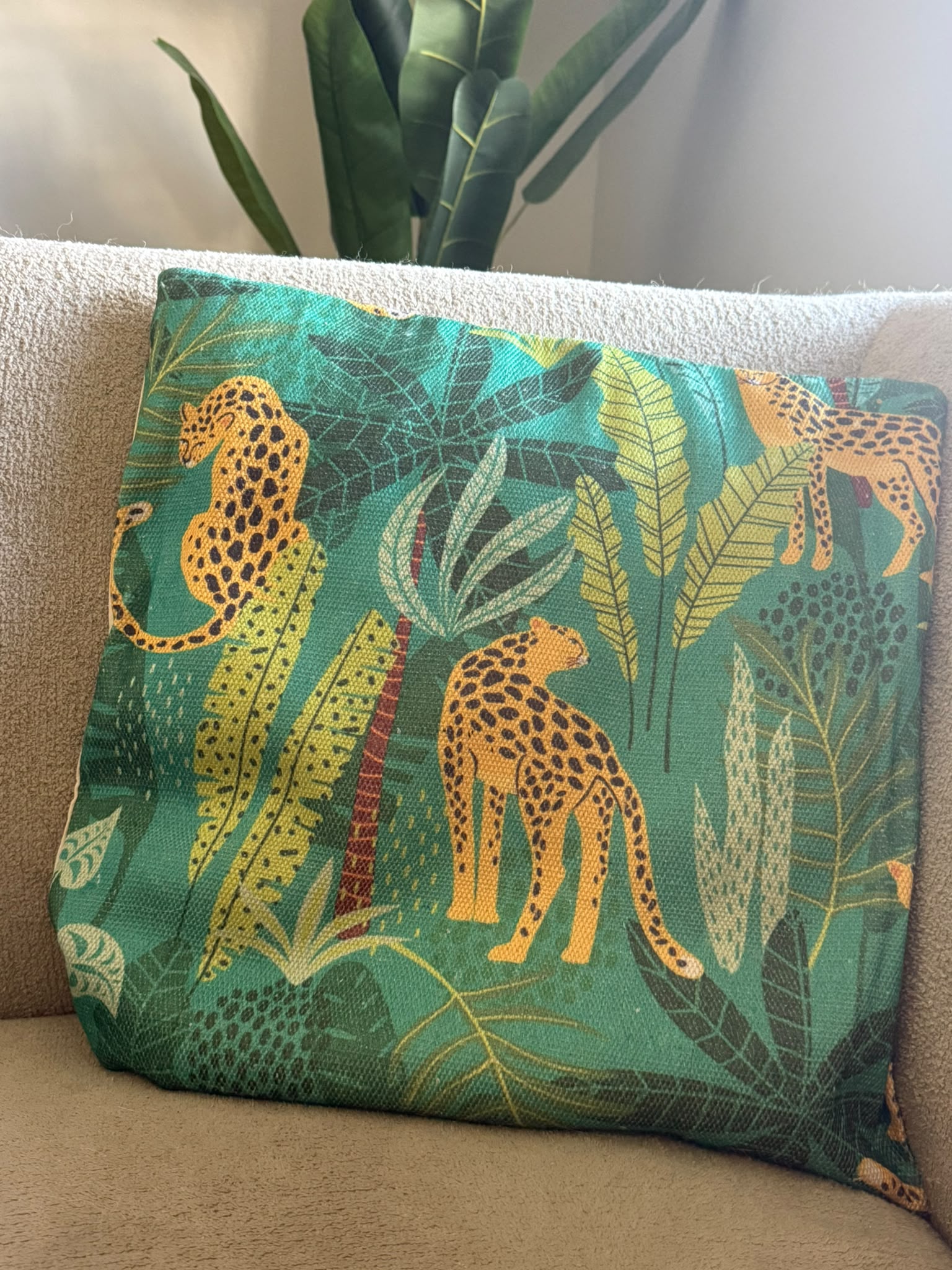 Jungle sierkussen Panter Groen 45x45 cm met tropische bladeren en panterprint