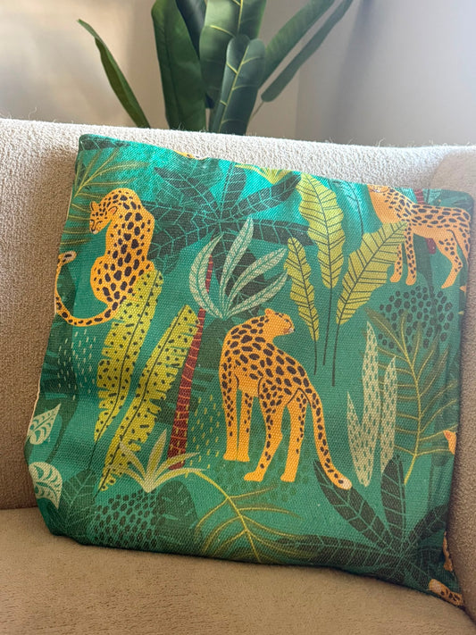Jungle sierkussen Panter Groen 45x45 cm met tropische bladeren en panterprint
