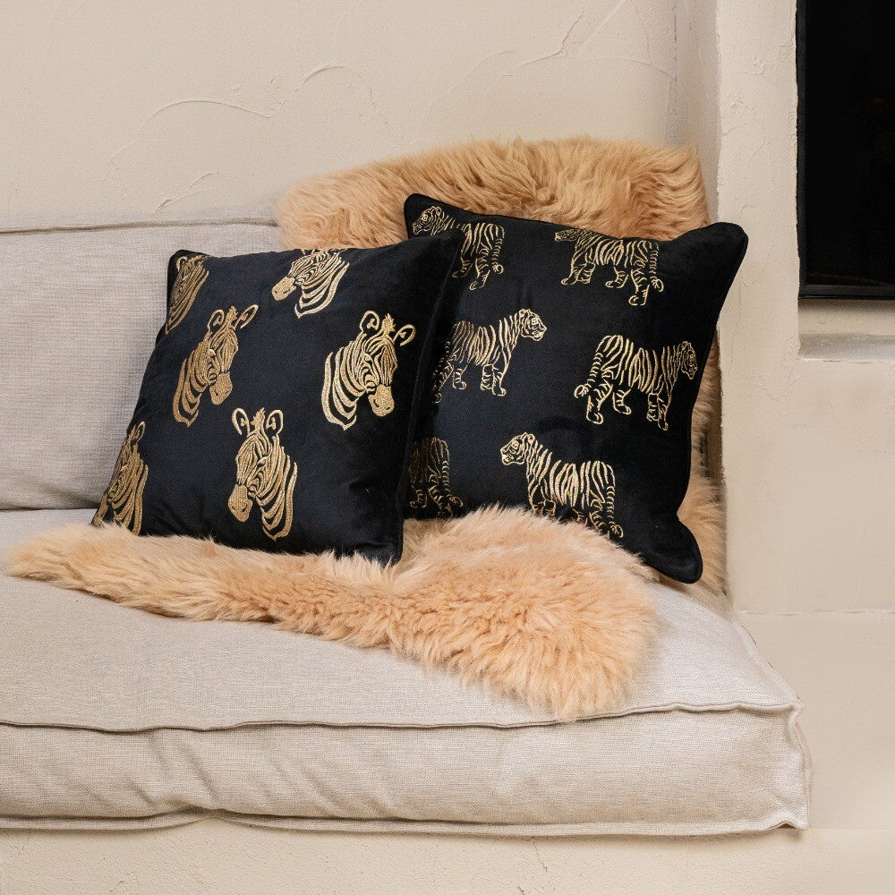 Zwart kussen 45x45 cm met gouden tijgers – luxe dierenprint sierkussen