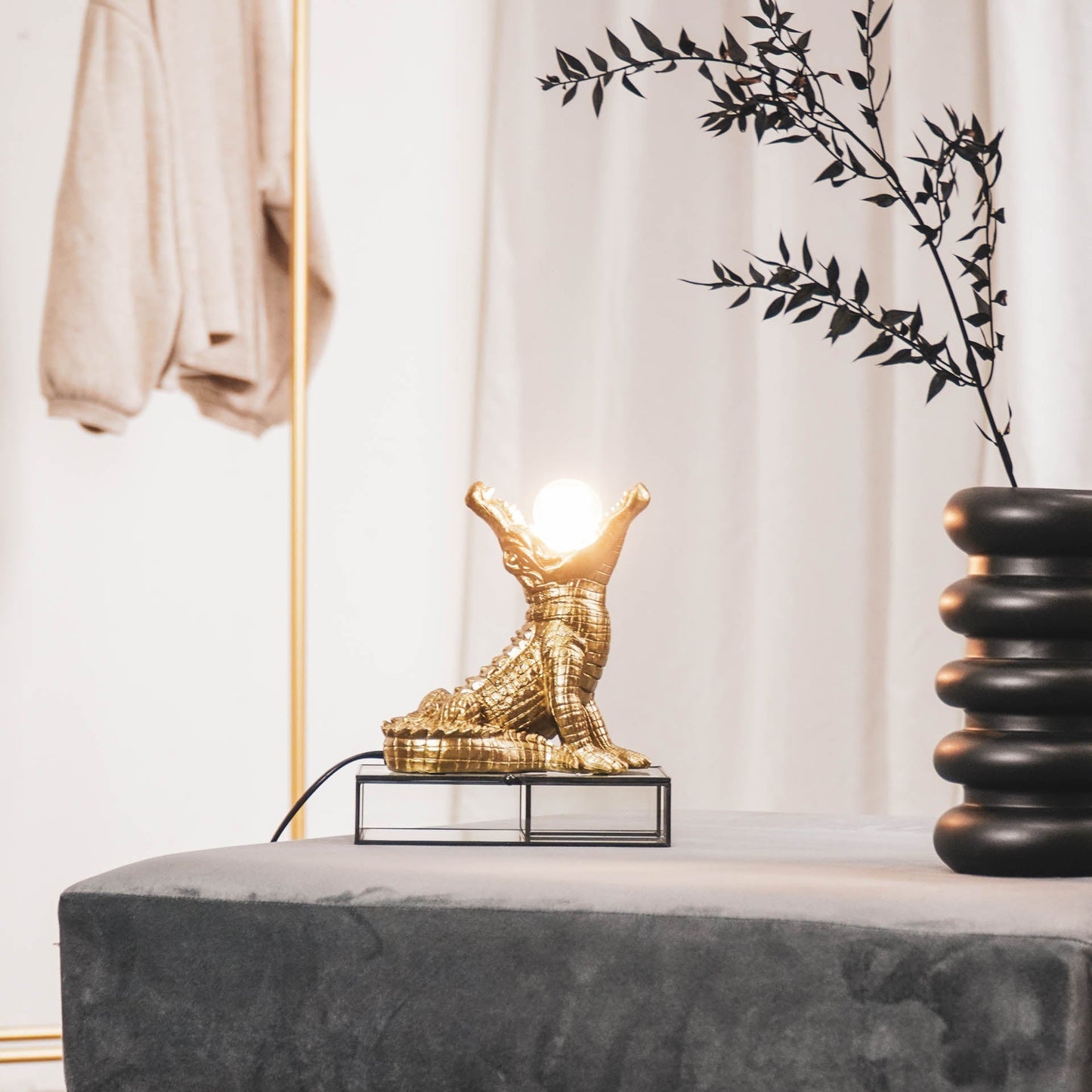 Goldene Tischlampe Krokodil