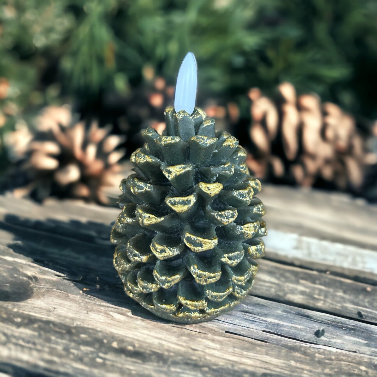 Donkergroene LED-dennenappelkaars met gouden details – Countryfield – 11,5 cm