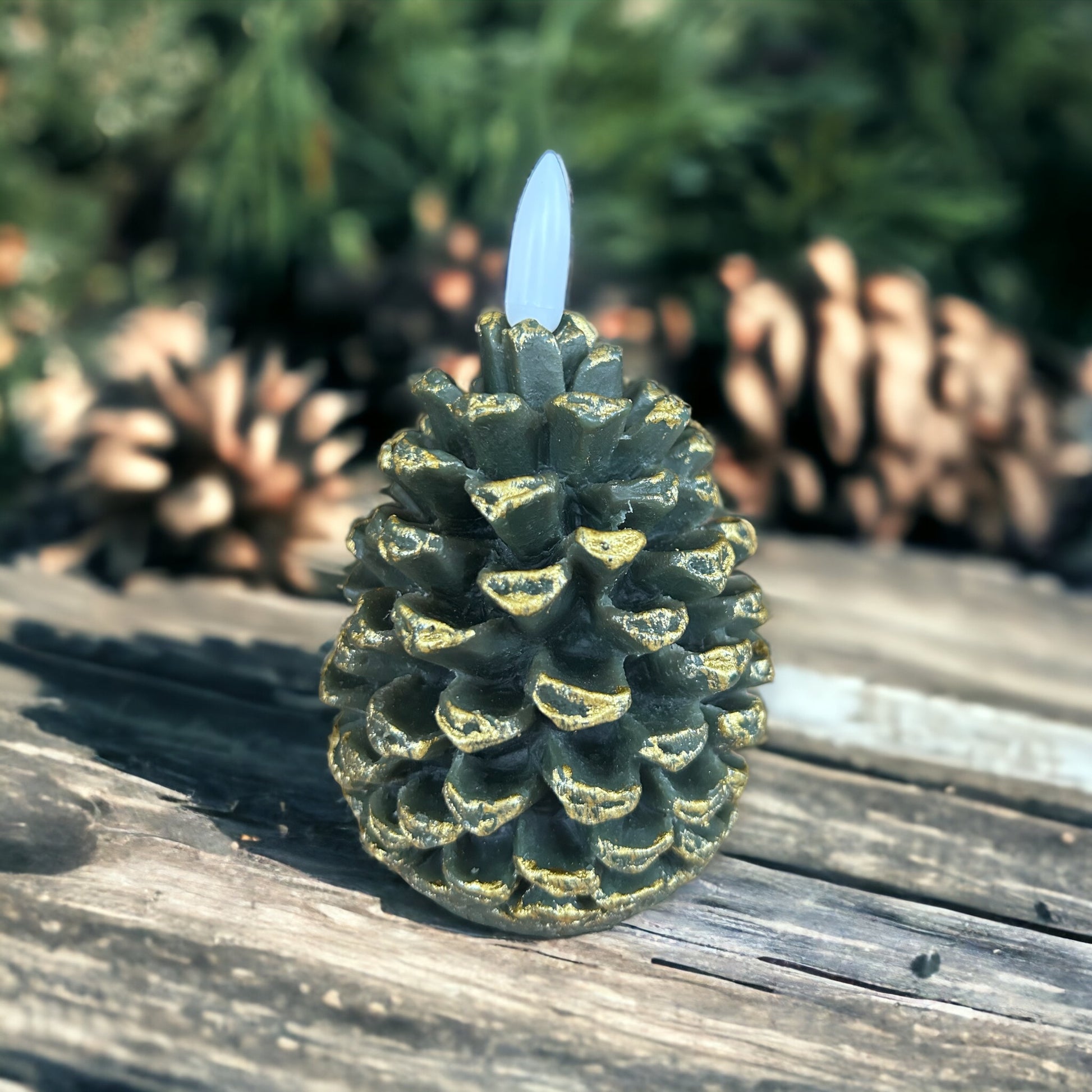 Donkergroene LED-dennenappelkaars met gouden details – Countryfield – 11,5 cm