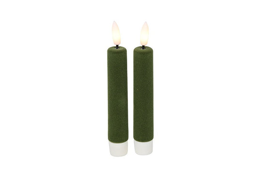 Set van 2 groene velvet LED dinerkaarsen van Countryfield met warme LED-vlam en witte onderzijde, Ø 2,2 x 12,5 cm.