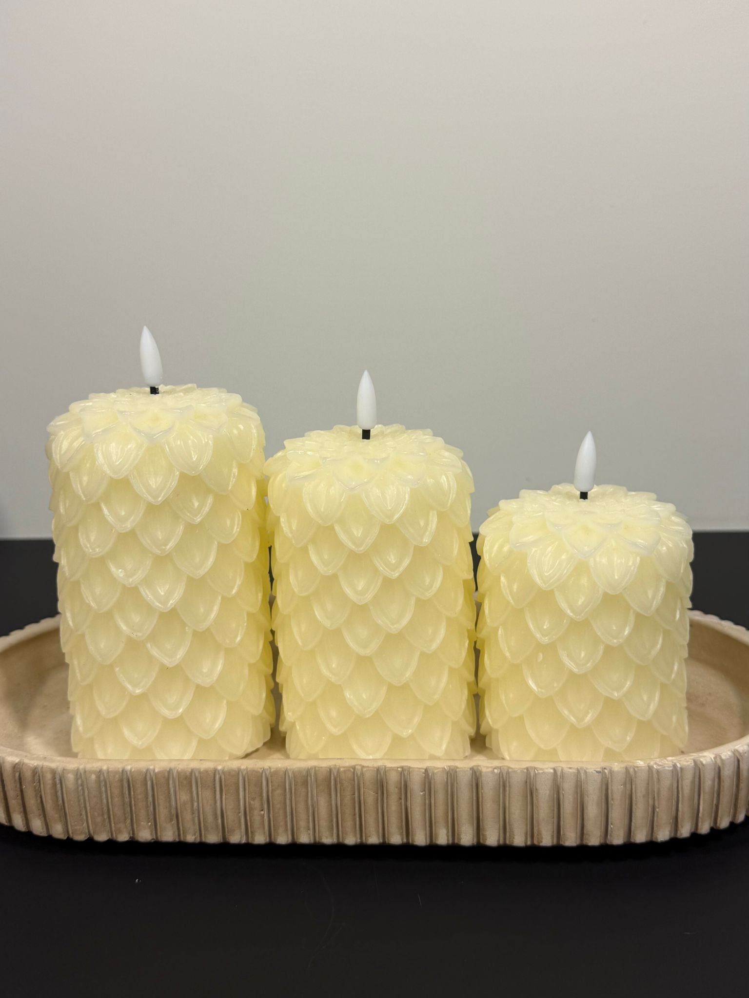 ledkaarsen-dennenkegel-lotus-creme-Countryfield-Krokomingo