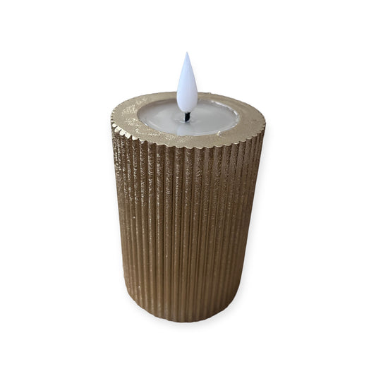 Gouden LED stompkaars met ribbelstructuur – Ø7x10 cm – Krokomingo
