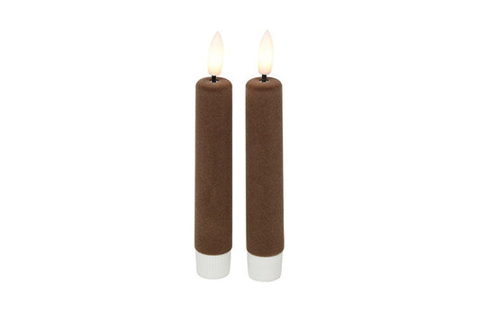 Set van 2 bruine velvet LED dinerkaarsen van Countryfield met realistische vlam en witte onderzijde, Ø 2,2 x 12,5 cm.