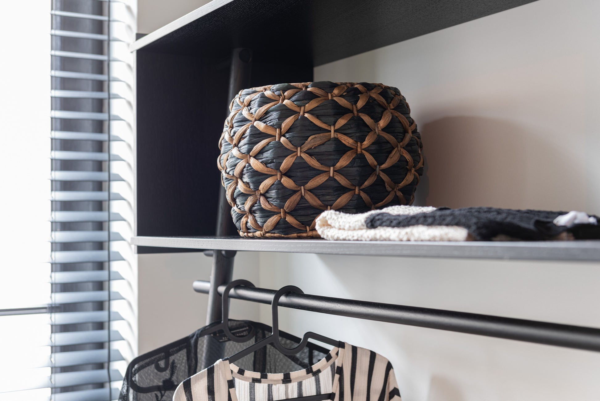 Handgeweven mand van zwart en bruin waterhyacint – bolvorm – Ø 32,5 cm – J-line