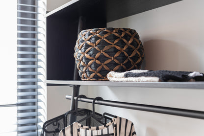 Handgeweven mand van zwart en bruin waterhyacint – bolvorm – Ø 32,5 cm – J-line