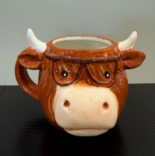 Keramieken mok in de vorm van een Schotse Hooglander met bril, 15,5 cm breed