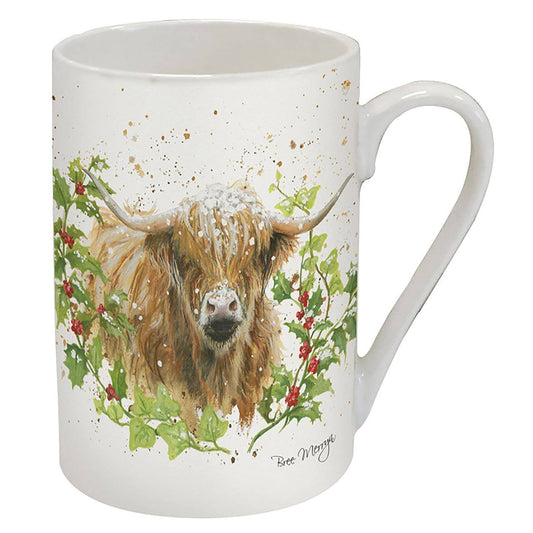 Keramische kerstmok met aquarelprint van Schotse Hooglander met sneeuw en hulstdecoratie – winterse dierenmok
