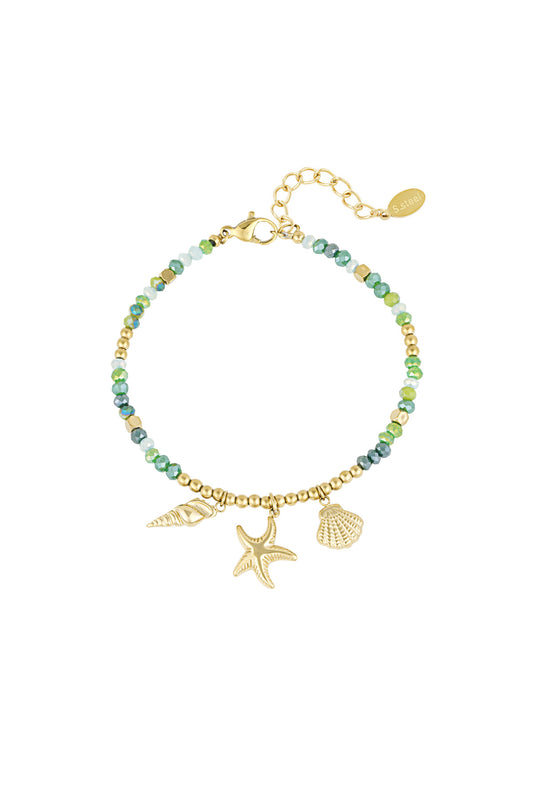 Ocean Glow armband goudkleurig met schelp, zeester en slakkenhuis bedels – zomers design met groene en gouden kralen, oceaan geïnspireerd sieraad