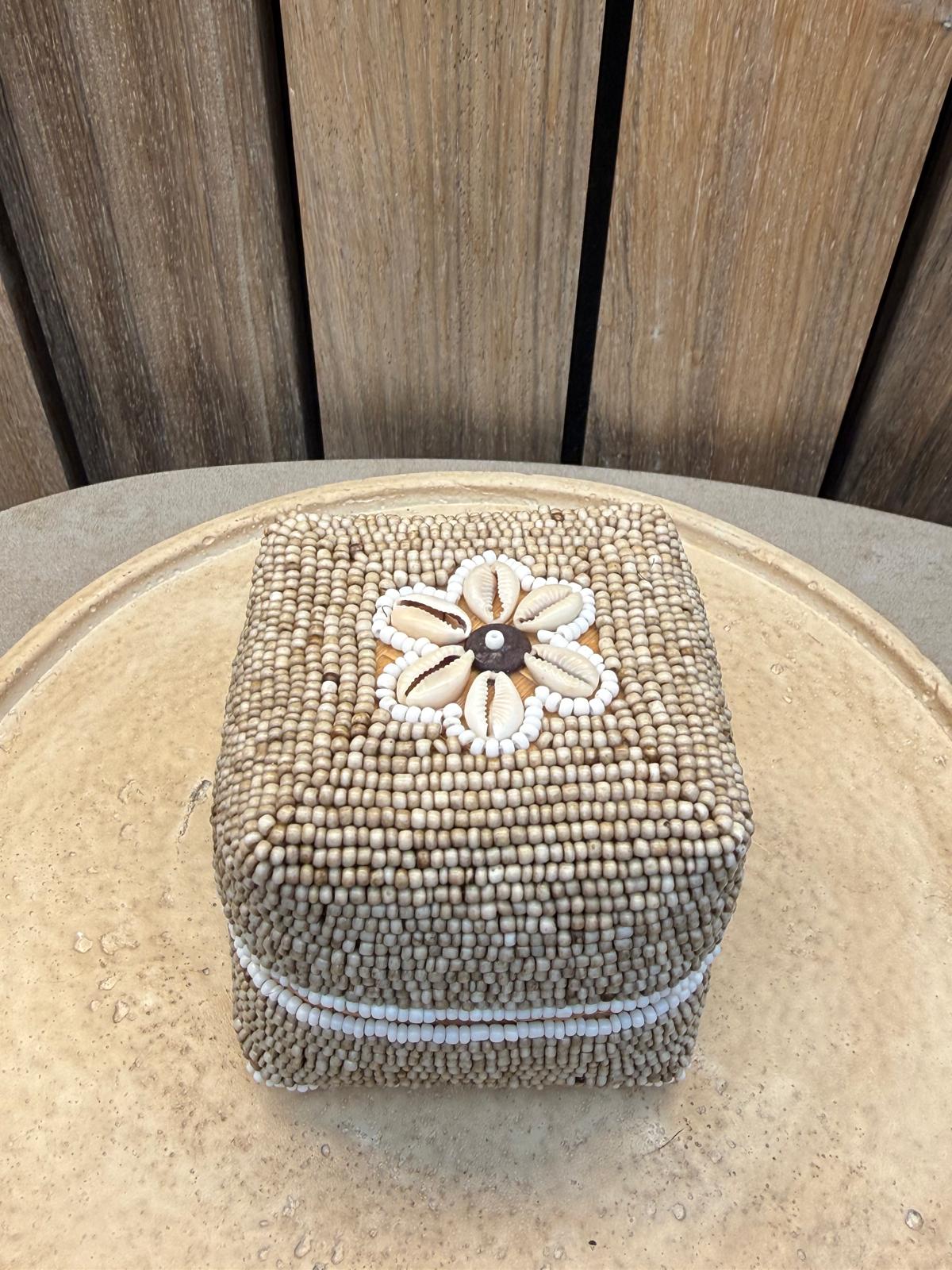 Handgemaakt Offermandje Bali Zand met Kralen & Schelpen – 9 x 9 x 8 cm