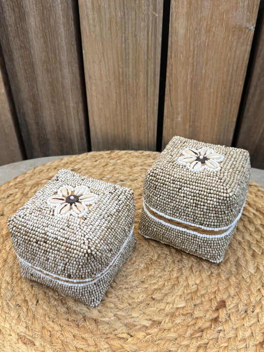Handgemaakt Balinees offermandje met zandkleurige glazen kralen, kauri schelpen en bamboe binnenkant, decoratief opbergdoosje van ca. 9 x 9 x 8 cm.