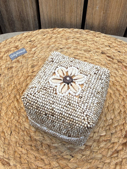 Handgemaakt Offermandje Bali Zand met Kralen & Schelpen – 9 x 9 x 8 cm
