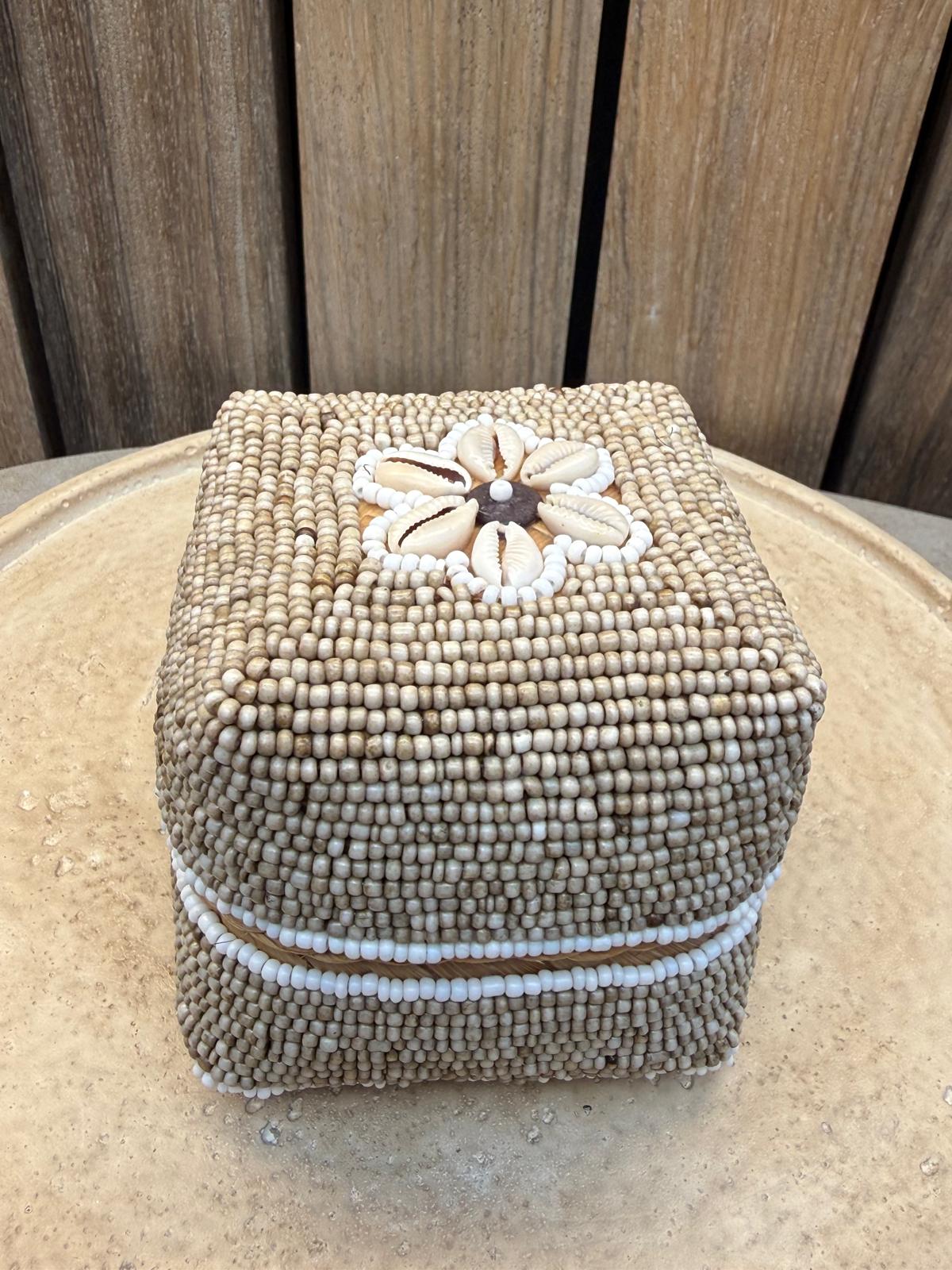 Handgemaakt Offermandje Bali Zand met Kralen & Schelpen – 9 x 9 x 8 cm