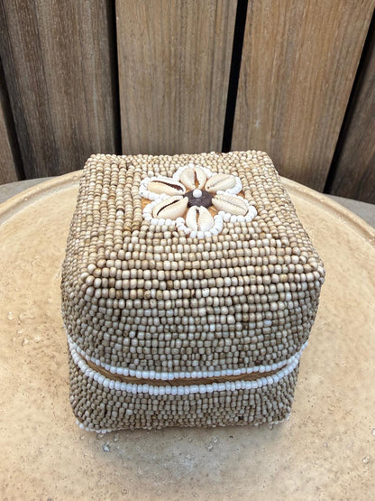 Handgemaakt Offermandje Bali Zand met Kralen & Schelpen – 9 x 9 x 8 cm