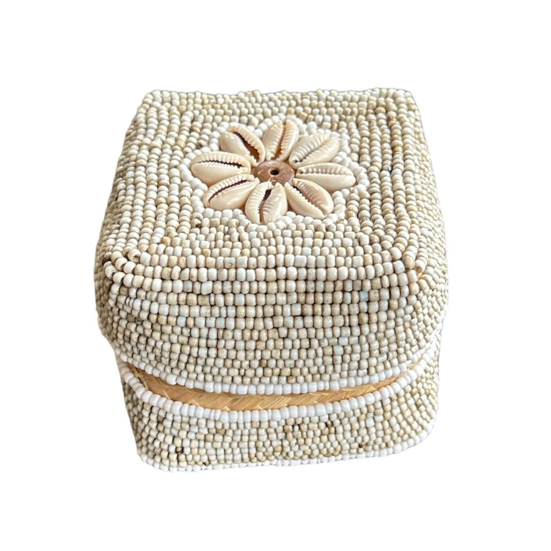 Handgemaakt Offermandje met Kralen & Schelpen – Zand | Bali Opbergdoosje 9 x 9 x 9 cm
