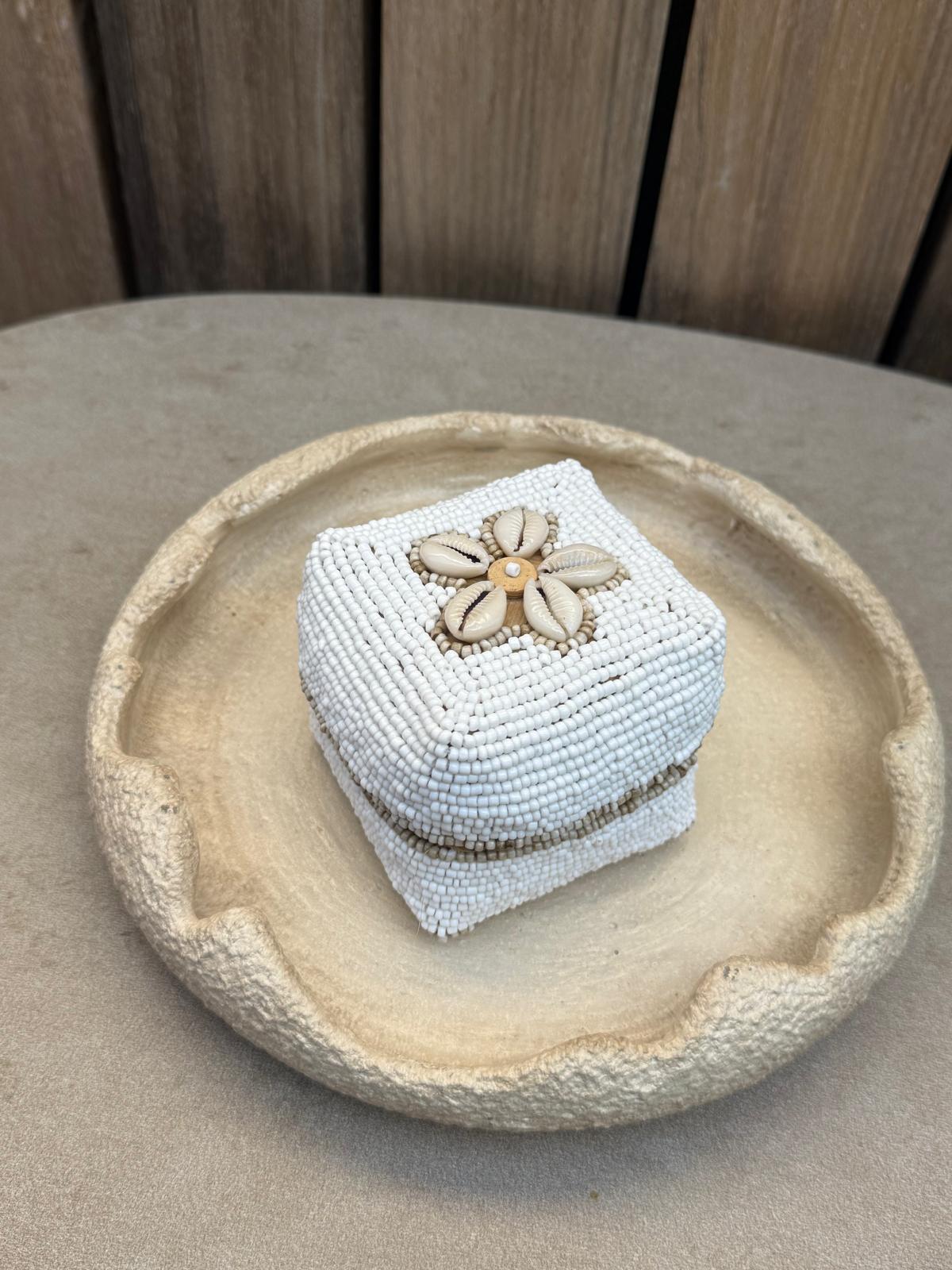 Handgemaakt Offermandje Bali Wit met Kralen & Schelpen – ca. 9 x 9 x 8 cm