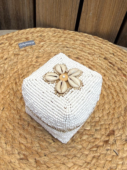 Handgemaakt Offermandje Bali Wit met Kralen & Schelpen – ca. 9 x 9 x 8 cm