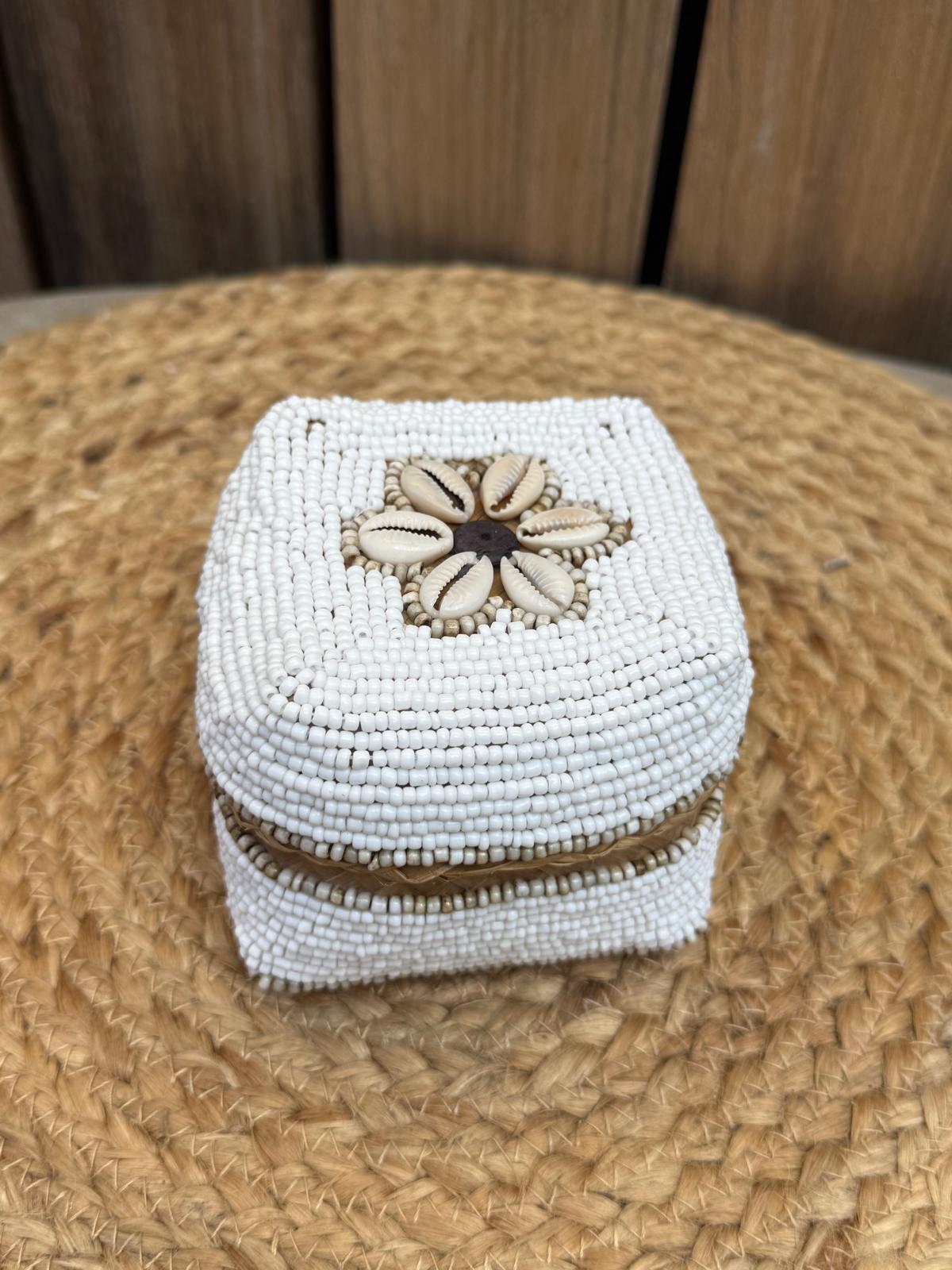 Handgemaakt Offermandje Bali Wit met Kralen & Schelpen – ca. 9 x 9 x 8 cm