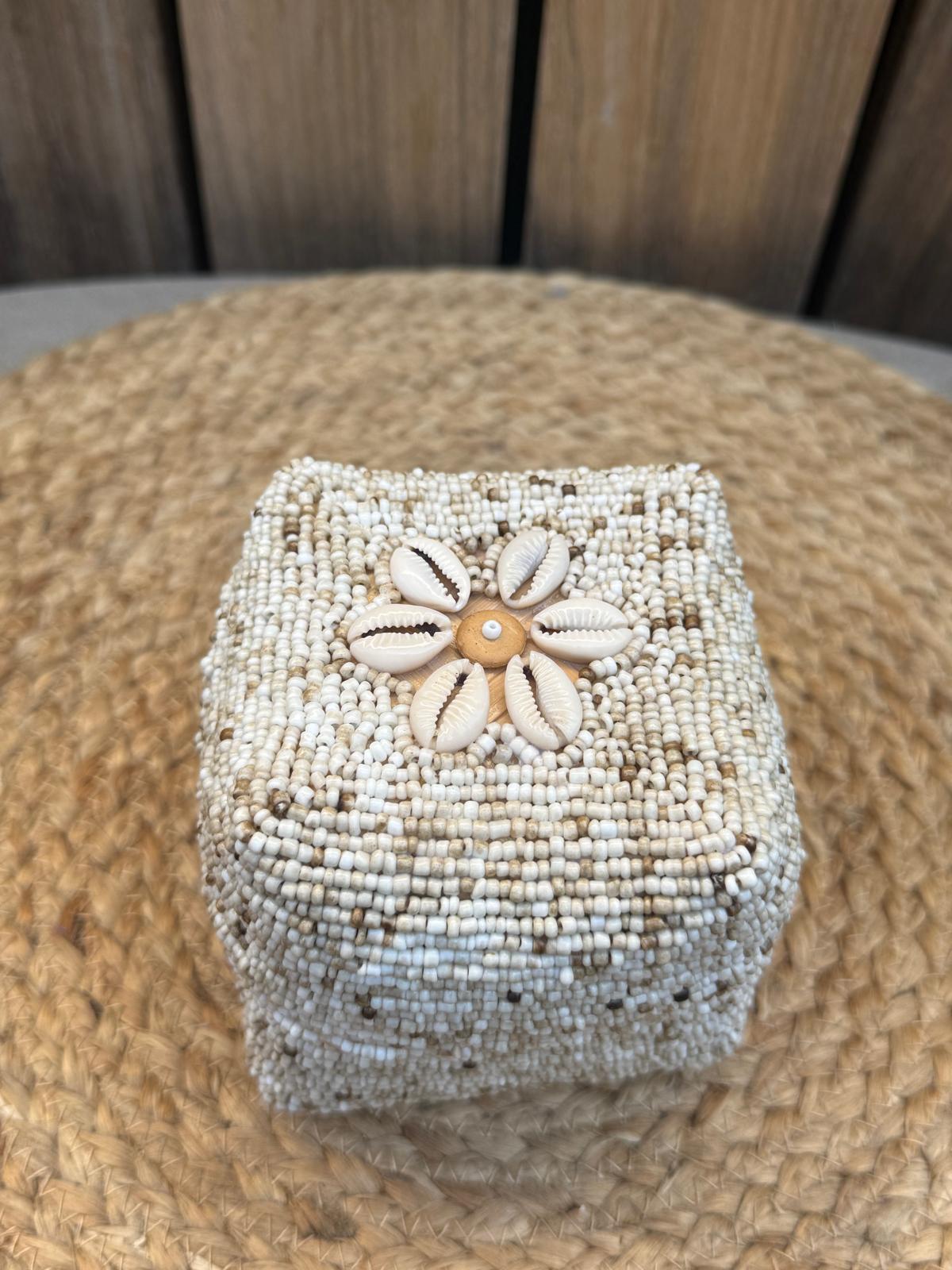 Handgemaakt Offermandje met Kralen & Schelpen – Zand | Bali Opbergdoosje 9 x 9 x 9 cm